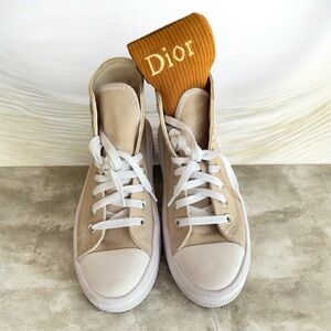 Converse Chuck Tylor All Star Beige Platform High Top sneakers. US 7.  New!